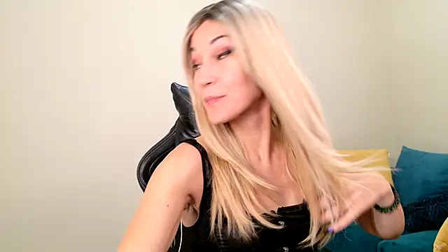 Snapshot of EveEnigma chatting on 01-17-25, 06:02 EveEnigma online show from 01-17-25, 06:02