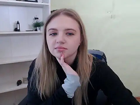 Snapshot of CrazyGloria chatting on 02-18-25, 06:15 CrazyGloria online show from 02-18-25, 06:15