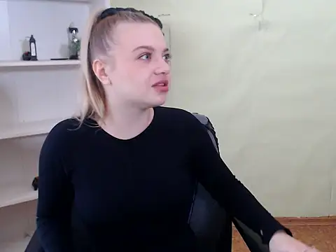 Snapshot of CrazyGloria chatting on 03-09-25, 06:06 CrazyGloria online show from 03-09-25, 06:06