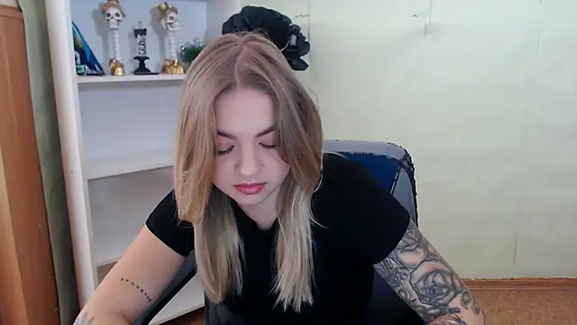 Snapshot of CrazyGloria chatting on 09-25-25, 05:55 CrazyGloria online show from 09-25-25, 05:55