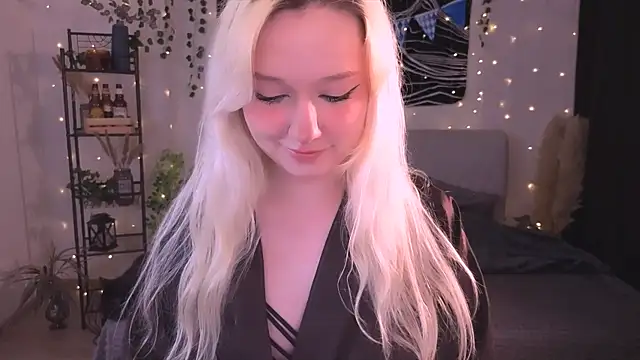 Snapshot of IrmaBell chatting on 10-03-25, 12:18 IrmaBell online show from 10-03-25, 12:18