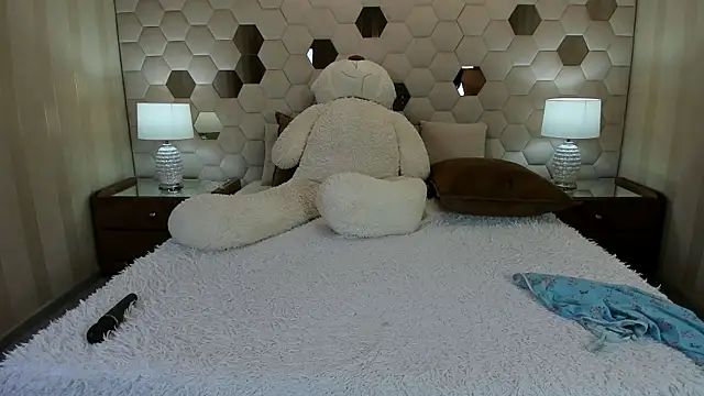 Snapshot of XLindaMilfX chatting on 04-22-26, 07:00 XLindaMilfX online show from 04-22-26, 07:00
