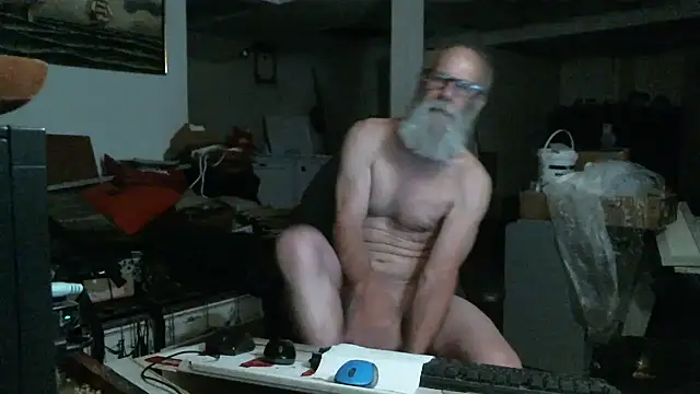 Snapshot of farmboy4yu chatting on 07-22-26, 05:32 farmboy4yu online show from 07-22-26, 05:32