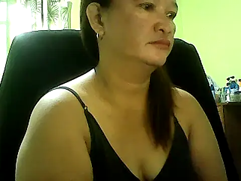 Snapshot of hott_scarlett chatting on 02-17-25, 11:09 hott scarlett online show from 02-17-25, 11:09