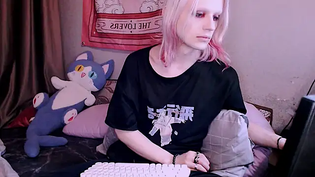 Alien Bella online show from 12-19-25, 02:57