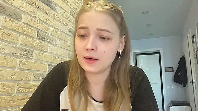 CharmingSarah online show from 04-17-26, 01:47