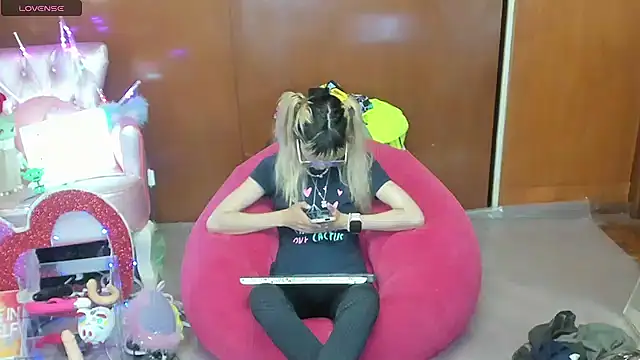 Skinygirl online show from 04-16-26, 10:45