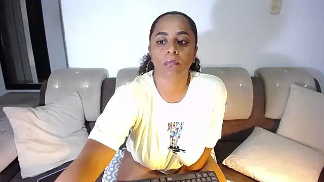 Snapshot of BellaKarla chatting on 09-24-25, 03:21 BellaKarla online show from 09-24-25, 03:21