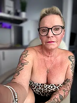 Snapshot of German_Milf chatting on 10-17-25, 01:14 German Milf online show from 10-17-25, 01:14