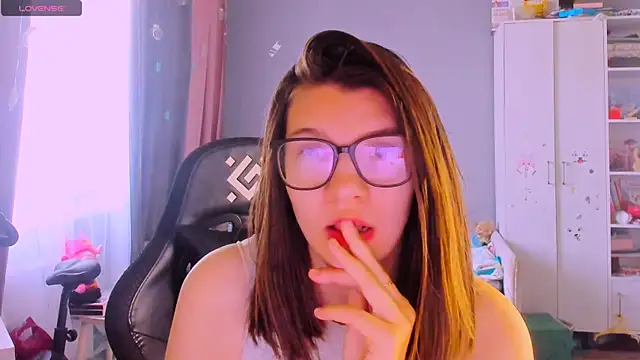 Snapshot of MollyLollipop chatting on 06-03-26, 03:31 MollyLollipop online show from 06-03-26, 03:31
