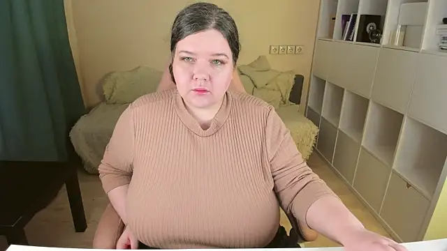 Snapshot of PlumPie chatting on 10-11-25, 10:08 PlumPie online show from 10-11-25, 10:08