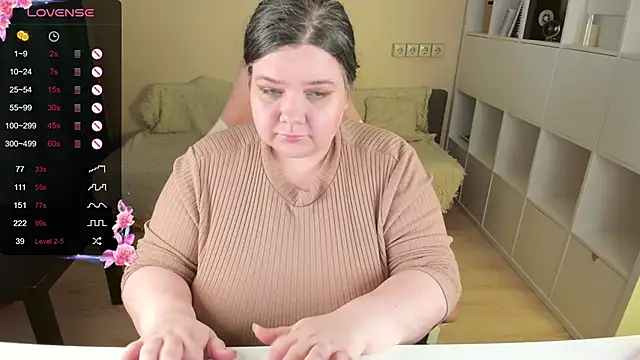 Snapshot of PlumPie chatting on 10-31-25, 10:22 PlumPie online show from 10-31-25, 10:22