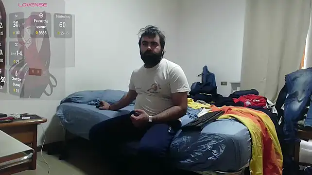Snapshot of Attila985 chatting on 05-19-26, 03:40 Attila985 online show from 05-19-26, 03:40