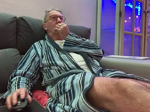 Snapshot of Nudelschwanz chatting on 02-03-25, 06:17 Nudelschwanz online show from 02-03-25, 06:17