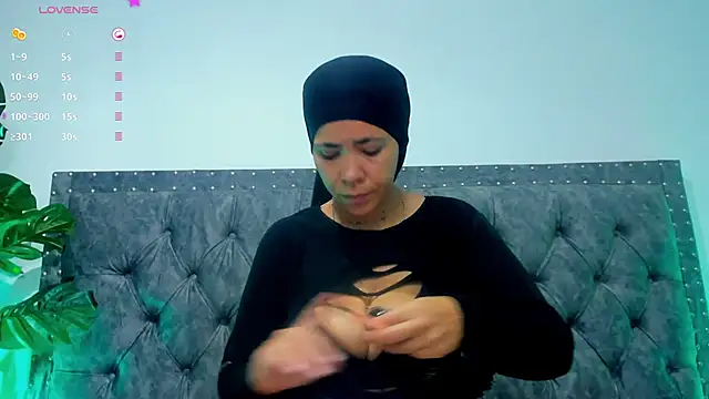 Snapshot of Dounia_nagi chatting on 02-07-25, 01:01 Dounia nagi online show from 02-07-25, 01:01