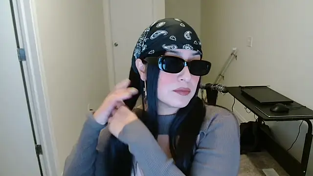 Sassy Latina online show from 11-22-25, 01:59