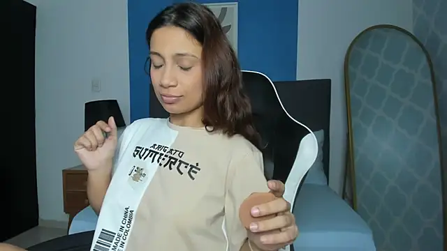 Snapshot of cora_22 chatting on 10-03-25, 12:57 cora 22 online show from 10-03-25, 12:57