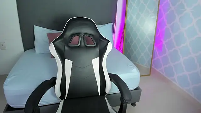 Snapshot of cora_22 chatting on 10-17-25, 12:52 cora 22 online show from 10-17-25, 12:52