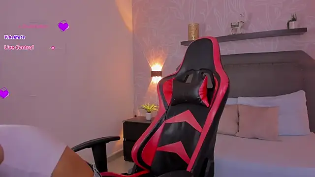 Snapshot of cora_22 chatting on 10-27-25, 12:53 cora 22 online show from 10-27-25, 12:53