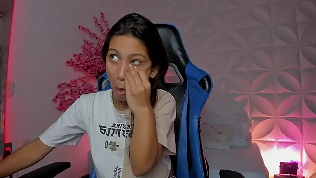 Snapshot of cora_22 chatting on 11-08-25, 12:27 cora 22 online show from 11-08-25, 12:27