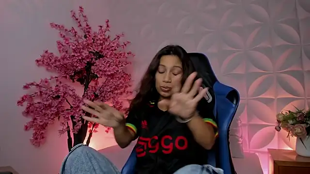 Snapshot of cora_22 chatting on 11-11-25, 12:49 cora 22 online show from 11-11-25, 12:49