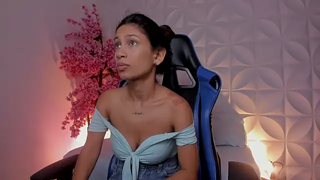 Snapshot of cora_22 chatting on 12-04-25, 12:58 cora 22 online show from 12-04-25, 12:58