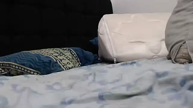 Snapshot of Emmily_Fox chatting on 12-12-24, 07:37 Emmily Fox online show from 12-12-24, 07:37