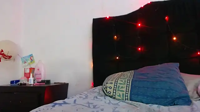 Snapshot of Emmily_Fox chatting on 02-22-25, 11:13 Emmily Fox online show from 02-22-25, 11:13