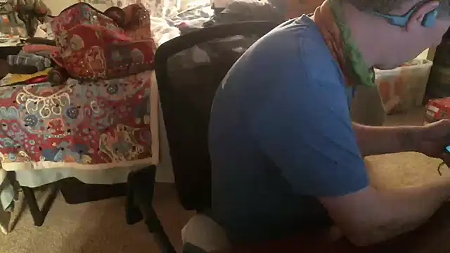 MormonPineapples online show from 10-19-25, 04:02