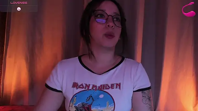Snapshot of Apartment28 chatting on 05-17-26, 04:54 Apartment28 online show from 05-17-26, 04:54