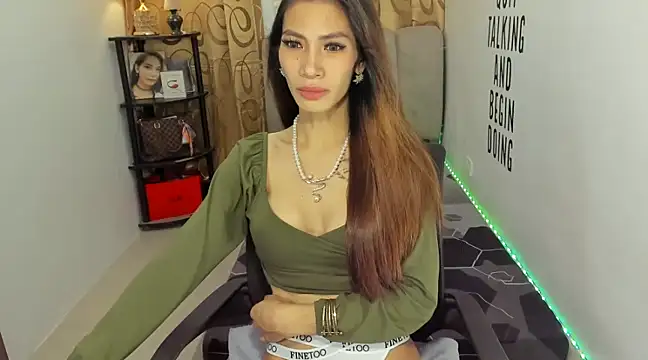 Snapshot of Trixie_Mattel21 chatting on 12-09-24, 11:13 Trixie Mattel21 online show from 12-09-24, 11:13