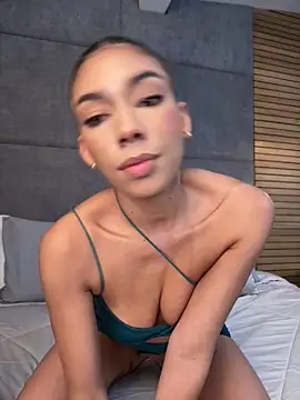 Snapshot of EllaSanz_ chatting on 05-19-26, 10:27 EllaSanz online show from 05-19-26, 10:27