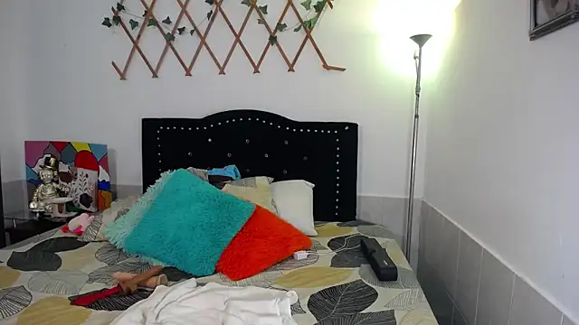 Snapshot of naughty_girl_4u chatting on 06-10-26, 09:03 naughty girl 4u online show from 06-10-26, 09:03