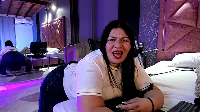 Amanda-Cruz online show from 09-10-25, 01:38