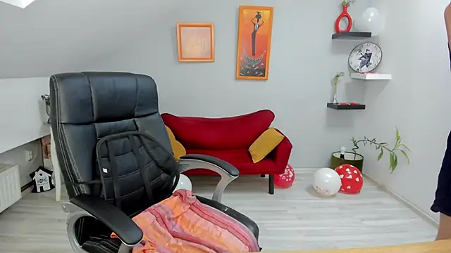 LollaGirl online show from 02-14-25, 04:26