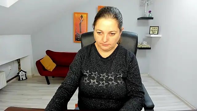 LollaGirl online show from 11-19-25, 04:12