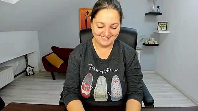 LollaGirl online show from 11-27-25, 04:25