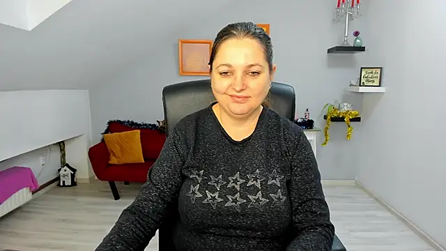 LollaGirl online show from 01-06-26, 04:27