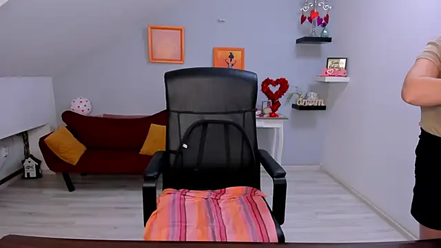 Snapshot of LollaGirl chatting on 02-12-26, 04:29 LollaGirl online show from 02-12-26, 04:29