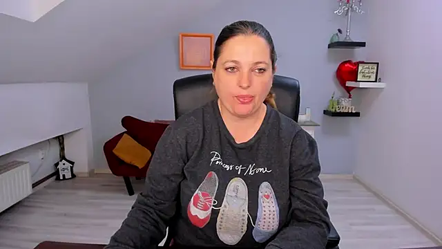 LollaGirl online show from 03-25-26, 04:18