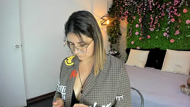 SarahDeyvis online show from 11-21-25, 01:10