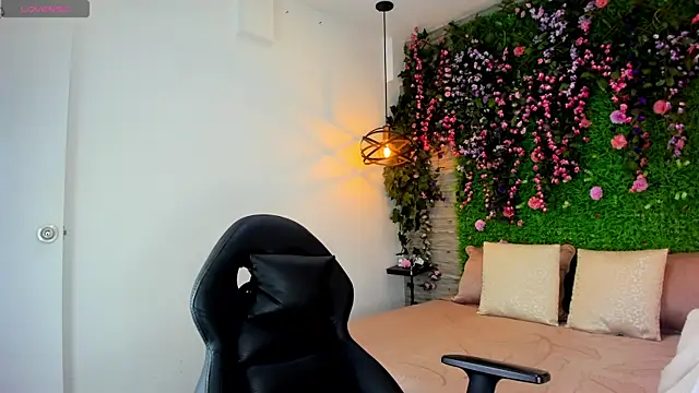 SarahDeyvis online show from 12-19-25, 02:13