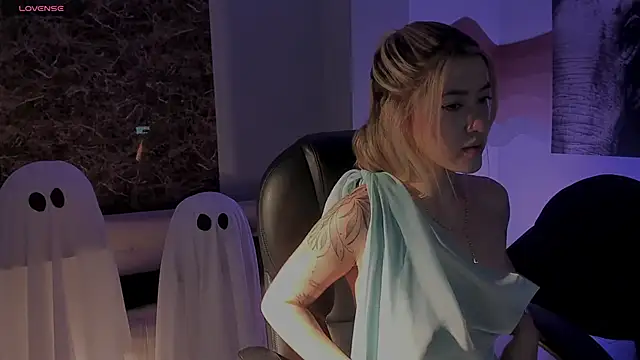 EveBensonX online show from 10-21-25, 01:23