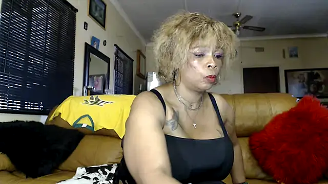 Snapshot of Gucci_Bx chatting on 06-27-26, 02:55 Gucci Bx online show from 06-27-26, 02:55