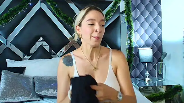 victoriaa lee  online show from 12-12-24, 11:03