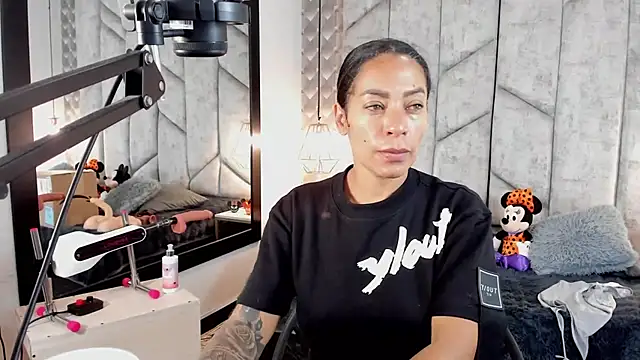 NiicolleMiller online show from 10-17-25, 12:19