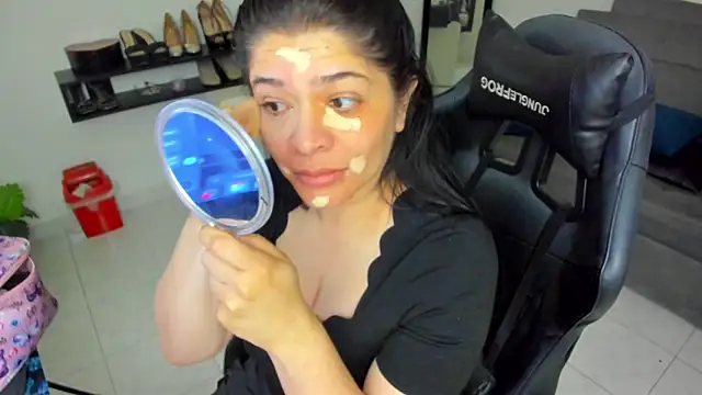 BellaFlaming online show from 11-17-25, 12:22