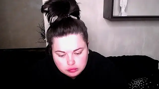 Emily Mo online show from 10-13-25, 05:18