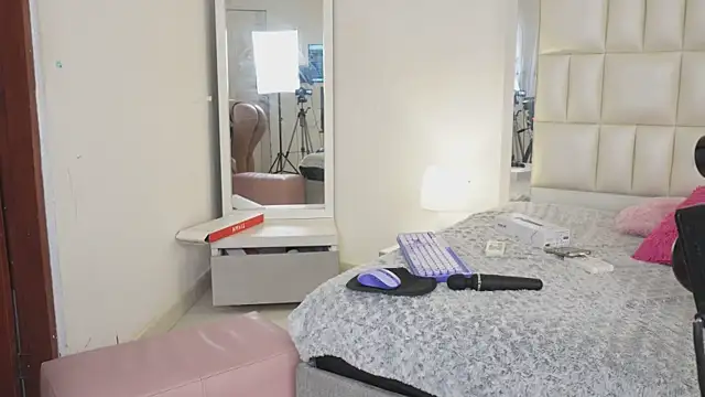 Anais aradia online show from 03-18-25, 07:41