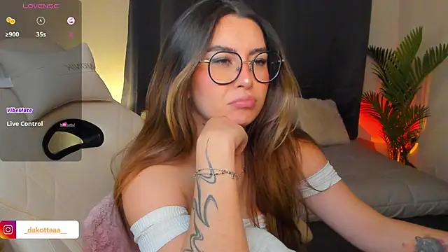 dakottaa  online show from 04-06-26, 11:38